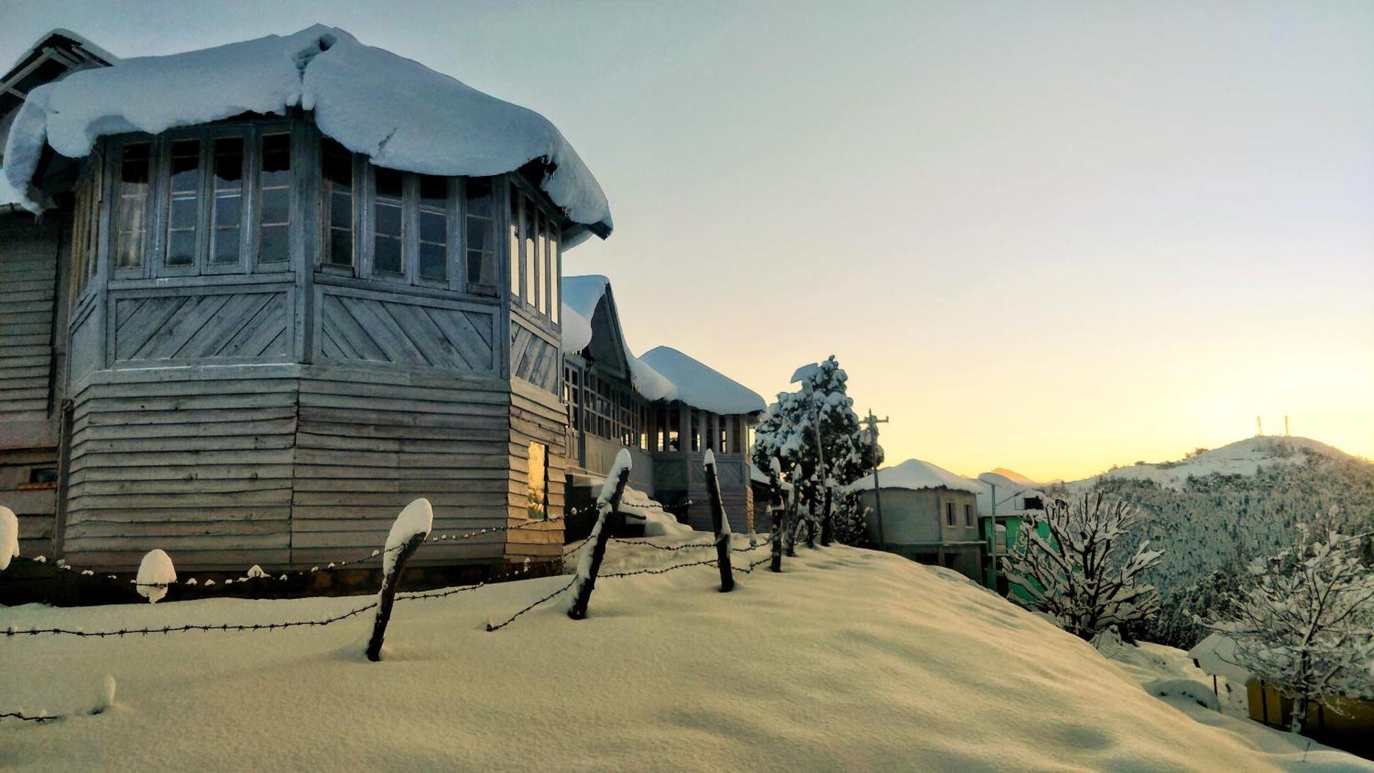 Black Bear Cottage Khajjiar エクステリア 写真